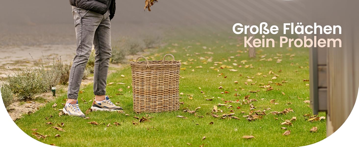 Weidenkorb auf grasbewachsenem Rasen mit sichtbaren Beinen der Person. Deutscher Text 'Große Flächen kein Problem' (Große Flächen kein Problem) in